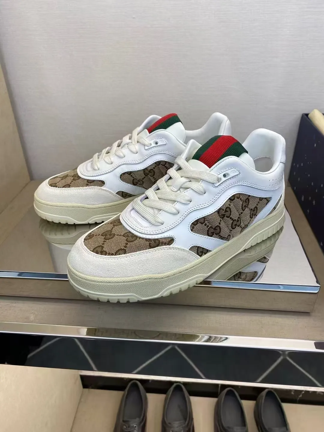 P400 new men's shoes GUCCI [Lightning] latest shoes are shipped. Original quality, fashionable, made of special materials, sheepskin lining, brand new packaging. The foot feels super comfortable and the workmanship is impeccable. Size: Male 38-45.